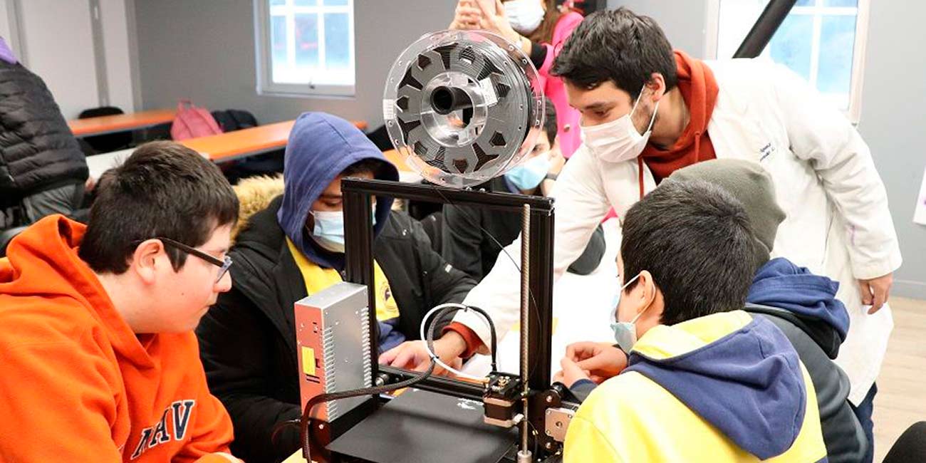 Estudiantes de enseñanza media de Vilcún participan en ciclo de talleres de robótica  industrial e impresoras